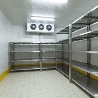 Estantes em inox instaladas dentro de câmara fria