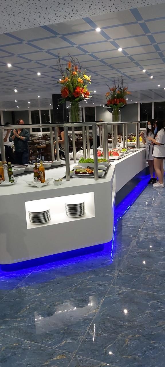Linha de distribuição em aço inox, com cubas aquecidas e proteção salivar