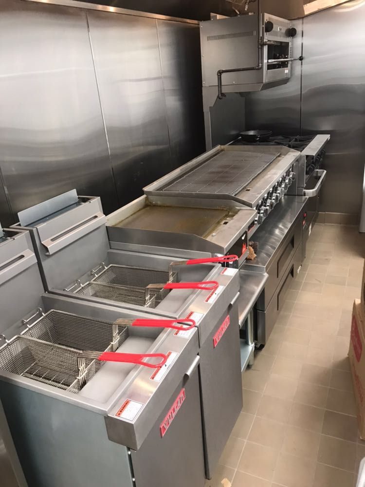 Fritadeiras elétricas e chapa em linha, com bancada de apoio em aço inox