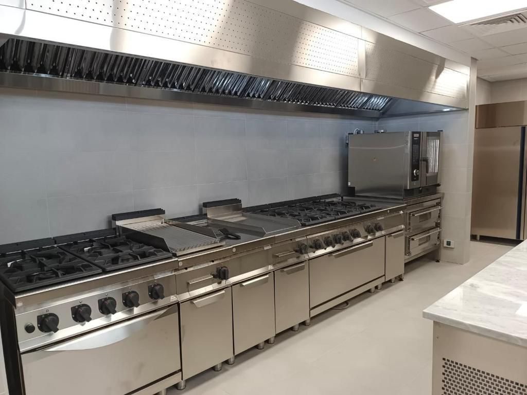 Linha de fogões industriais com bancada de apoio em aço inox
