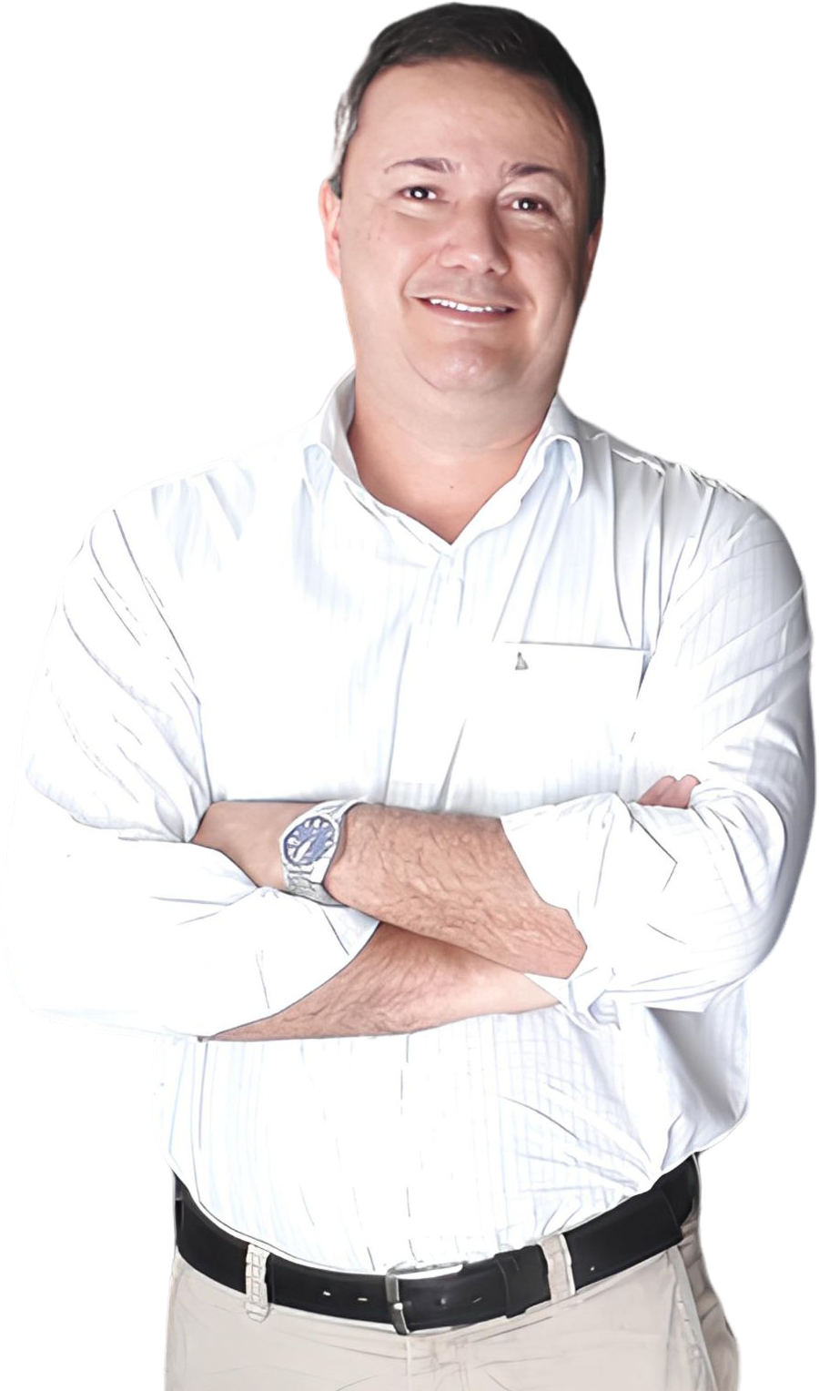 Leonardo Bianchini, de braços cruzados e camisa branca, em retrato de meio corpo
