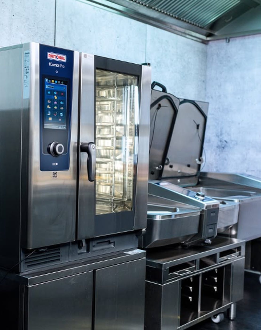 Forno combinado profissional instalado em cozinha industrial