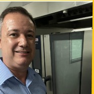 Leonardo Bianchini diante da porta de uma câmara frigorífica