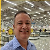 Leonardo Bianchini em galpão de linha de produção de equipamentos