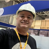 Leonardo Bianchini de capacete de segurança em visita industrial